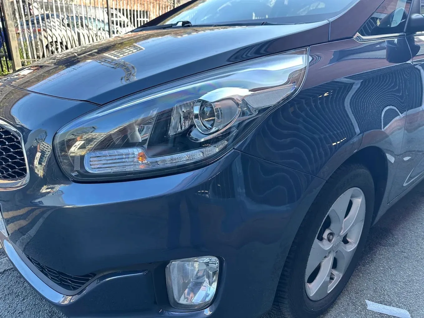 Kia Carens, front wing and bumper back to a factory finish